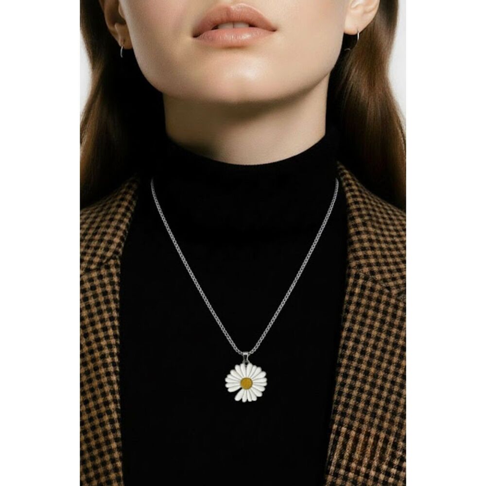 Whimsical Daisy Pendant Necklace NWT